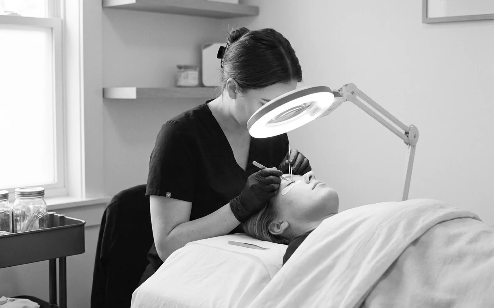 Lash Extensions: A Complete Guide to Classic, Hybrid and Volume